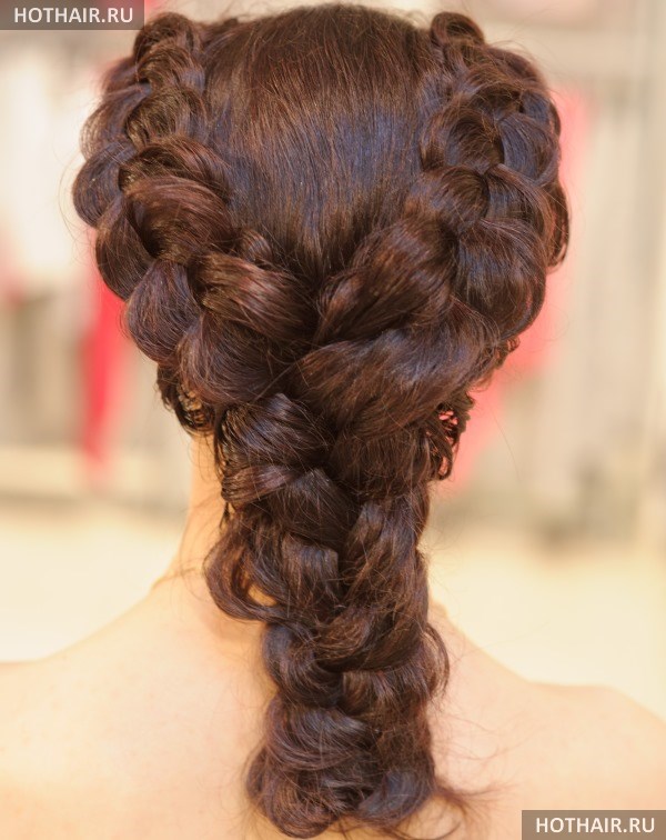 прическа на средние волосы